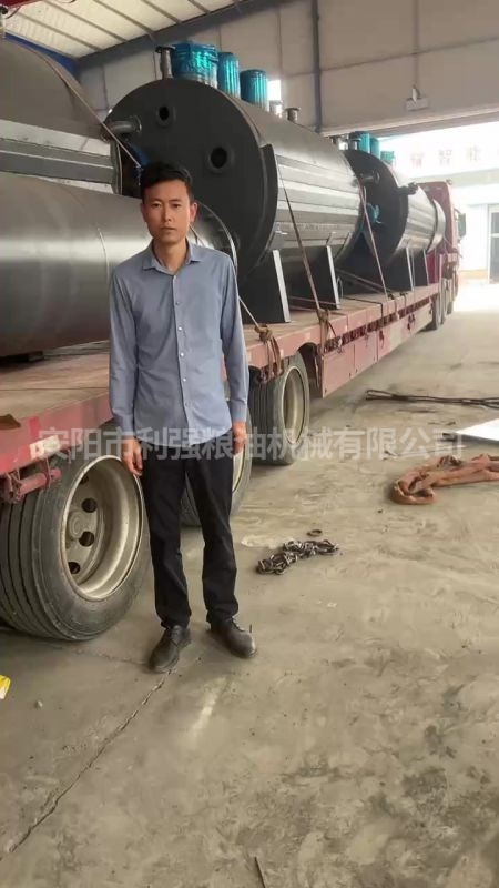 100噸熬煉動物油發(fā)貨現(xiàn)場